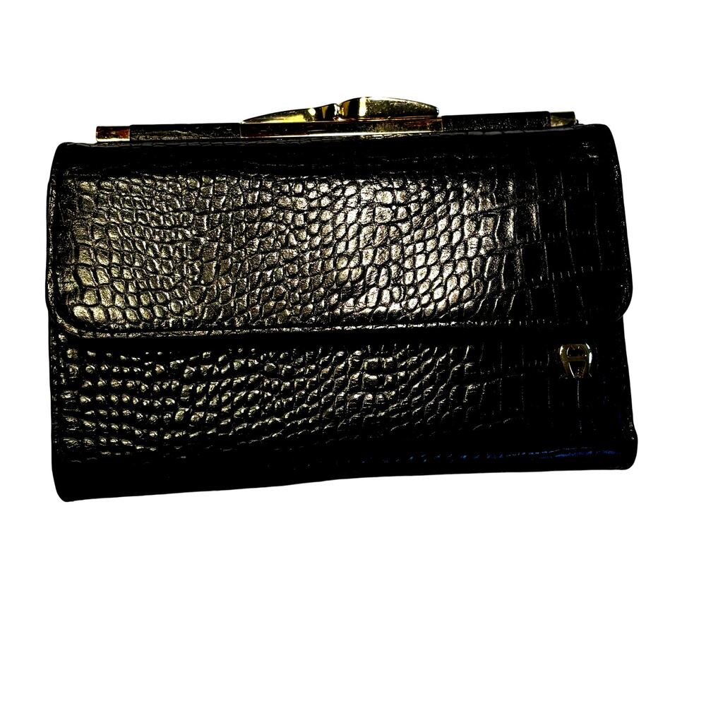 Vintage Etienne Aigner black pebbled leather coin purse wallet clutch kiss lock